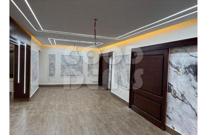 Apartment - 3 Bedrooms - 2 Bathrooms for sale in Cornish El Nile St. - Maadi - Hay El Maadi - Cairo