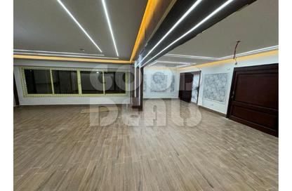 Apartment - 3 Bedrooms - 2 Bathrooms for sale in Cornish El Nile St. - Maadi - Hay El Maadi - Cairo