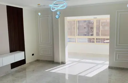 شقة - 4 غرف نوم - 2 حمامات للبيع في شارع الحجاز - المهندسين - الجيزة