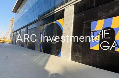 محل تجاري - استوديو - 2 حمامات للبيع في جولدن جيت - شارع التسعين الجنوبي - التجمع الخامس - مدينة القاهرة الجديدة - القاهرة