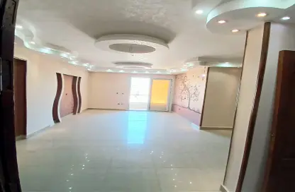 شقة - 4 غرف نوم - 2 حمامات للبيع في شارع دكتور الصابونجي - سابا باشا - حي شرق - الاسكندرية