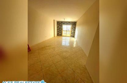 شقة - 3 غرف نوم - 2 حمامات للايجار في شارع رشدي - رشدي - حي شرق - الاسكندرية