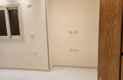 شقة - 3 غرف نوم - 2 حمامات للايجار في الحي الثامن - الشيخ زايد - الجيزة