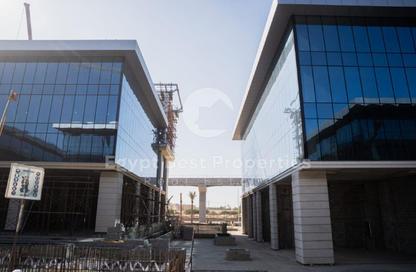 محل تجاري - استوديو - 1 حمام للبيع في جولدن جيت - شارع التسعين الجنوبي - التجمع الخامس - مدينة القاهرة الجديدة - القاهرة