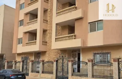 بناية كاملة - 3 غرف نوم - 2 حمامات للبيع في شارع جول جمال - مجاورة و - الحي الثاني غرب - مدينة الشروق - القاهرة