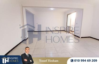 Apartment - 3 Bedrooms - 2 Bathrooms for rent in Bolkly - Hay Sharq - Alexandria