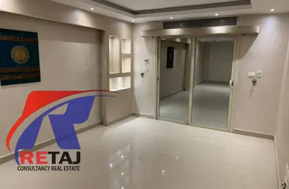 شقة - 2 غرف نوم - 1 حمام للبيع في شارع محمد فريد ابو حديد - الحديقة الدولية - الحي السابع - مدينة نصر - القاهرة