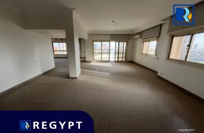Apartment - 3 Bedrooms - 4 Bathrooms for rent in El Gezirah St. - Zamalek - Cairo