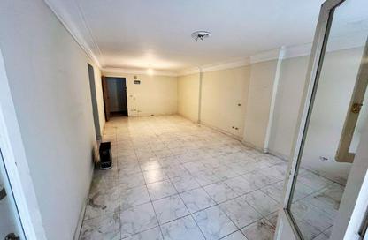 Apartment - 3 Bedrooms - 1 Bathroom for sale in Al Molazem Sameh St. - Bolkly - Hay Sharq - Alexandria