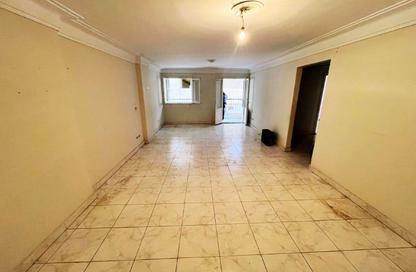 Apartment - 3 Bedrooms - 1 Bathroom for sale in Al Molazem Sameh St. - Bolkly - Hay Sharq - Alexandria
