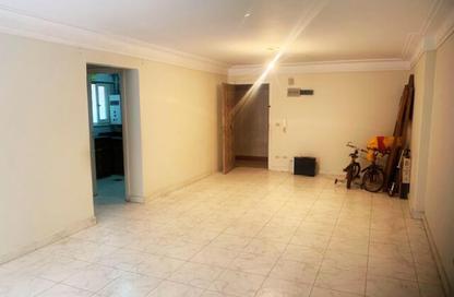 Apartment - 3 Bedrooms - 1 Bathroom for sale in Al Molazem Sameh St. - Bolkly - Hay Sharq - Alexandria