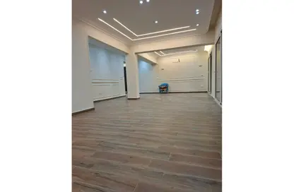 شقة - 3 غرف نوم - 3 حمامات للايجار في شارع عمر بن الخطاب - الماظة - مصر الجديدة - القاهرة