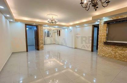 Apartment - 3 Bedrooms - 1 Bathroom for sale in Moharam Bek St. - Moharam Bek - Hay Wasat - Alexandria
