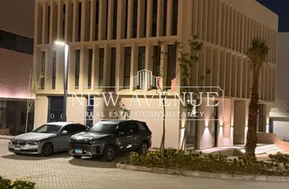 مساحات مكتبية - 6 غرف نوم - 3 حمامات للايجار في أو ويست - كمبوندات 6 أكتوبر - مدينة 6 أكتوبر - الجيزة