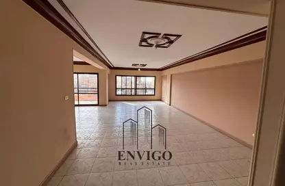 شقة - 3 غرف نوم - 2 حمامات للبيع في شارع نجاتي سراج - المنطقة الثامنة - مدينة نصر - القاهرة