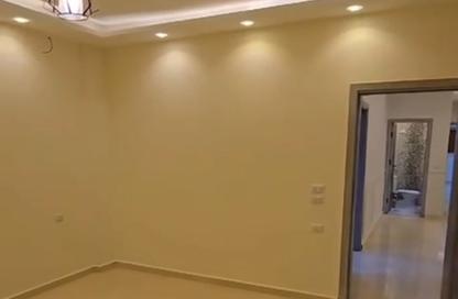 شقة - 3 غرف نوم - 2 حمامات للبيع في الحي الرابع - مدينة 6 أكتوبر - الجيزة