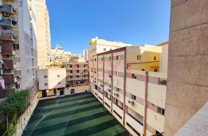 شقة - 3 غرف نوم - 2 حمامات للبيع في سابا باشا - حي شرق - الاسكندرية