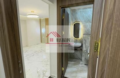 Apartment - 2 Bedrooms - 3 Bathrooms for sale in Gameat Al Dewal Al Arabeya St. - Mohandessin - Giza