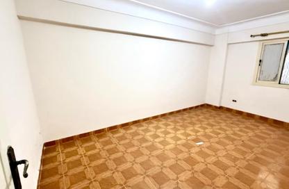 Apartment - 2 Bedrooms - 1 Bathroom for sale in Doctor Rashwan Hassan St. - Sidi Beshr - Hay Awal El Montazah - Alexandria