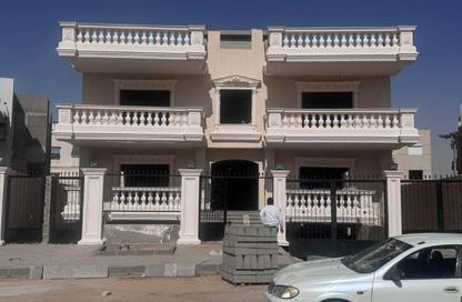 Apartment - 3 Bedrooms - 3 Bathrooms for sale in 2nd Neighborhood - 3rd District East - Shorouk City - Cairo