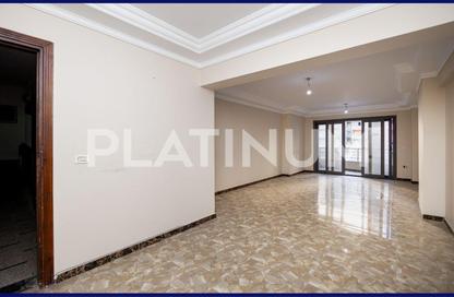Apartment - 3 Bedrooms - 3 Bathrooms for sale in Al Geish Road - Laurent - Hay Sharq - Alexandria