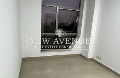 عيادة - 2 غرف نوم - 1 حمام للبيع في طريق الشروق - المجاورة الاولي - الحي الثامن - مدينة الشروق - القاهرة