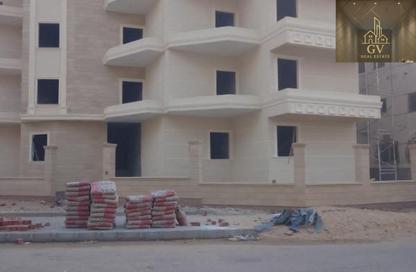 طابق كامل - 3 غرف نوم - 2 حمامات للبيع في المنطقة الثامنة - مدينة الشروق - القاهرة