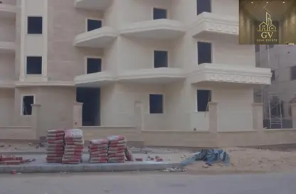 طابق كامل - 3 غرف نوم - 2 حمامات للبيع في المنطقة الثامنة - مدينة الشروق - القاهرة