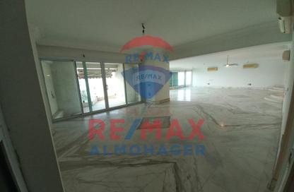 Apartment - 2 Bedrooms - 3 Bathrooms for sale in Nile St. - Dokki - Giza