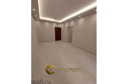 شقة - 3 غرف نوم - 2 حمامات للبيع في شارع 10 - الحي الاول - الشيخ زايد - الجيزة