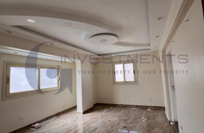 Apartment - 4 Bedrooms - 1 Bathroom for sale in Mohamed Basha Saeed St. - Janaklees - Hay Sharq - Alexandria