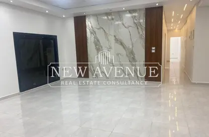 Office Space - 3 Bedrooms - 2 Bathrooms for rent in Street 10 - Greens - 6th District - Sheikh Zayed City - Giza