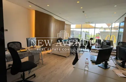 مساحات مكتبية - غرفة نوم - 2 حمامات للبيع في تقاطع - طريق الواحات - مدينة 6 أكتوبر - الجيزة