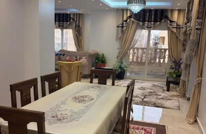 طابق كامل - 4 غرف نوم - 2 حمامات للبيع في محور محمد نجيب - ابو الهول - مدينة القاهرة الجديدة - القاهرة