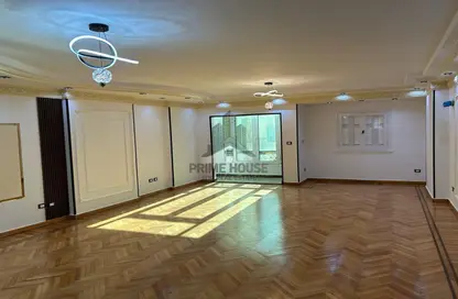 شقة - 3 غرف نوم - 2 حمامات للبيع في شارع شعراوي - لوران - حي شرق - الاسكندرية