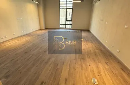 مساحات مكتبية - 3 غرف نوم - 1 حمام للايجار في ديستريكت 5 - كمبوندات التجمع الخامس - التجمع الخامس - مدينة القاهرة الجديدة - القاهرة