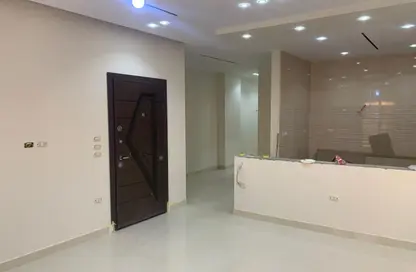 Apartment - 2 Bedrooms - 1 Bathroom for sale in Al Gezira St. - South Investors Area - New Cairo City - Cairo