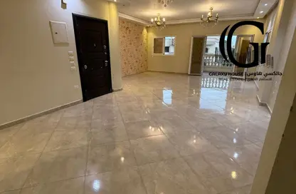 شقة - 3 غرف نوم - 2 حمامات للبيع في شارع 23 - المجاورة الثانية - الحي الثامن - مدينة الشروق - القاهرة