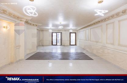 Apartment - 3 - 3 for sale in Abdel Salam Aref St. - Laurent - Hay Sharq - Alexandria