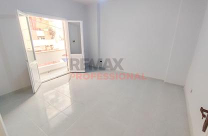 Apartment - 3 Bedrooms - 1 Bathroom for sale in Mostafa Fahmy St. - Glim - Hay Sharq - Alexandria Apartment - 3 Bedrooms - 1 Bathroom for sale in Mostafa Fahmy St. - Glim - Hay Sharq - Alexandria