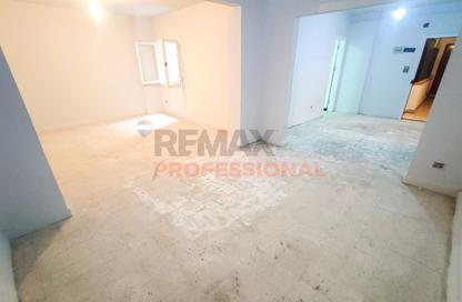 Apartment - 3 Bedrooms - 1 Bathroom for sale in Mostafa Fahmy St. - Glim - Hay Sharq - Alexandria