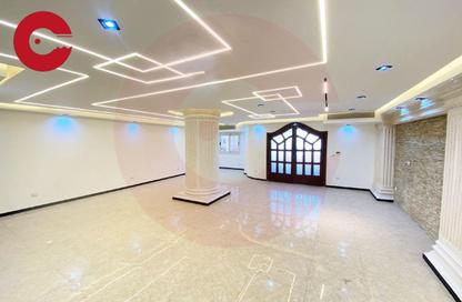 Apartment - 4 Bedrooms - 2 Bathrooms for sale in Abdel Moneim Al Dalel St. - Tharwat - Hay Sharq - Alexandria