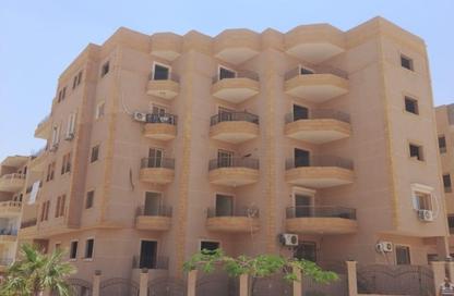شقة - 3 غرف نوم - 2 حمامات للبيع في المجاورة الاولي - المنطقة الثامنة - مدينة الشروق - القاهرة