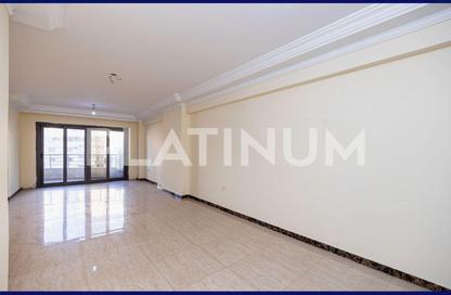 Apartment - 3 Bedrooms - 3 Bathrooms for sale in Al Geish Road - Laurent - Hay Sharq - Alexandria