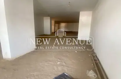 Retail - Studio - 2 Bathrooms for rent in Zahraa Al Maadi St. - Degla - Hay El Maadi - Cairo