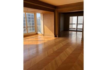 Apartment - 4 Bedrooms - 3 Bathrooms for sale in Nile St. - Dokki - Giza