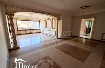 Apartment - 3 Bedrooms - 1 Bathroom for rent in Ahmed Shawky St. - Bolkly - Hay Sharq - Alexandria