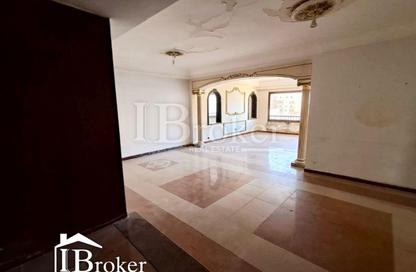 Apartment - 3 Bedrooms - 1 Bathroom for rent in Ahmed Shawky St. - Bolkly - Hay Sharq - Alexandria