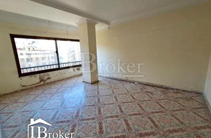 Apartment - 3 Bedrooms - 1 Bathroom for rent in Ahmed Shawky St. - Bolkly - Hay Sharq - Alexandria