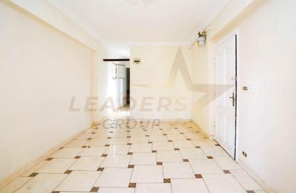 Apartment - 2 Bedrooms - 1 Bathroom for rent in Efat Hamdi St. - Ibrahimia - Hay Wasat - Alexandria